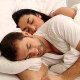 パートナーと一緒に寝れば「熟睡率」が高くなる？海外の研究で判明